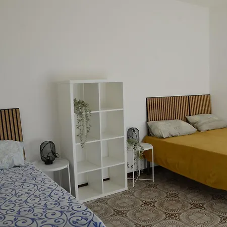 Floor 5 Minutes Walk To *