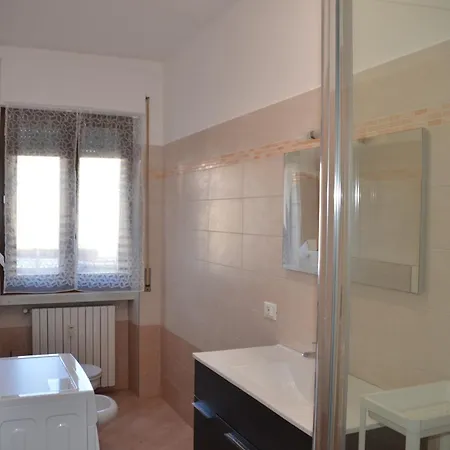 Floor 5 Minutes Walk To Apartment